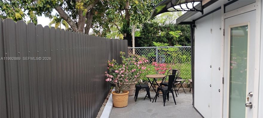 Elegant studio in the Hollywood area—fully remodeled and furnished; you only need to bring your personal belongings. It is located close to numerous shopping centers and the Hard Rock Casino. Enjoy complete privacy amidst beautiful green spaces. Occupancy is limited to one person, with one designated parking space. Features excellent neighbors and a low crime rate. All utilities are included.