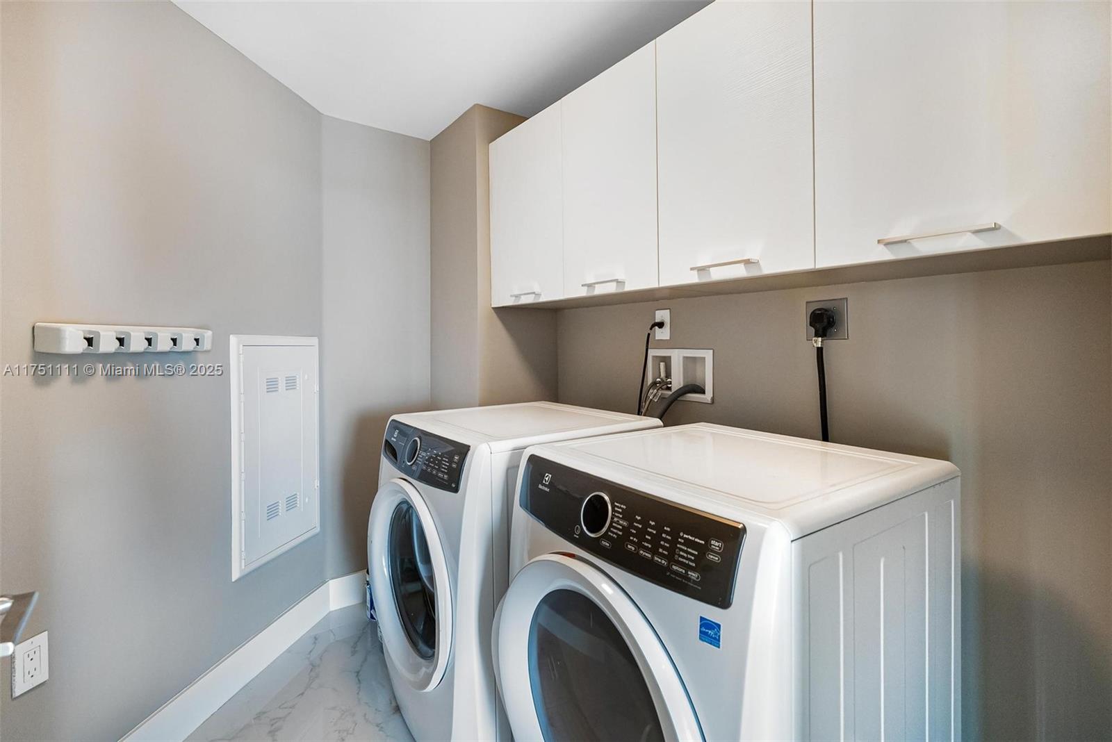 PARQUE TOWERS CONDO - Residential