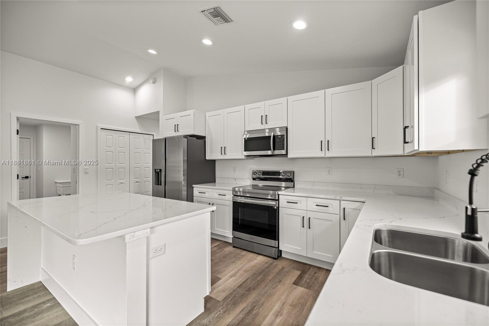 SILVER SPRINGS SHORES - Residential