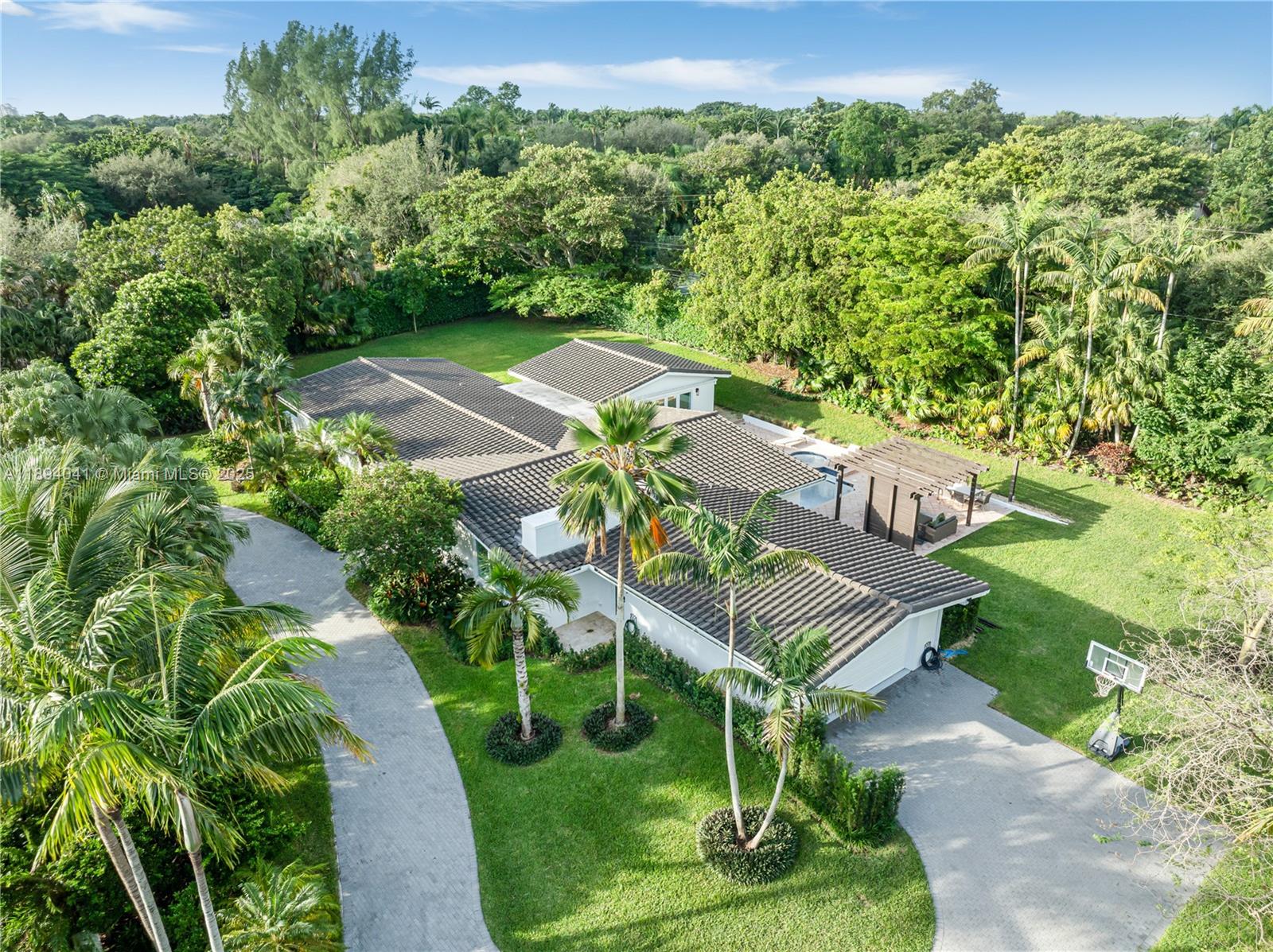 TOWN & RANCH ESTS - Residential