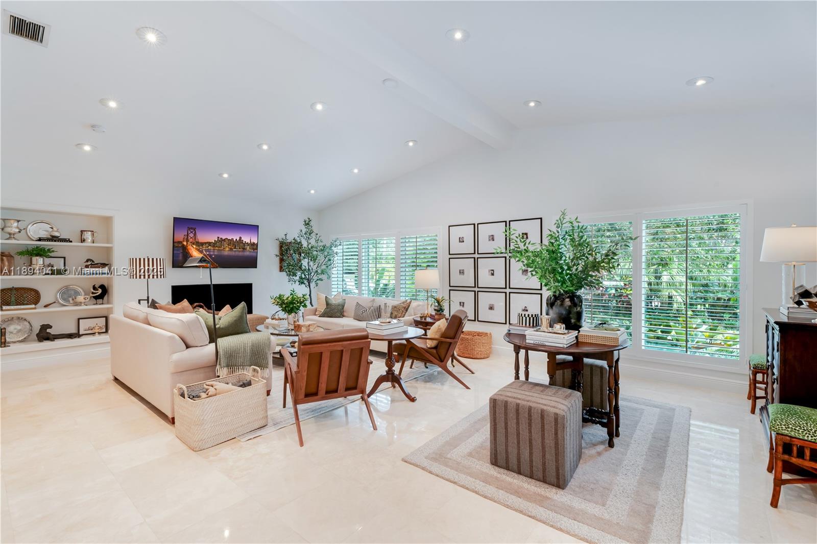 TOWN & RANCH ESTS - Residential