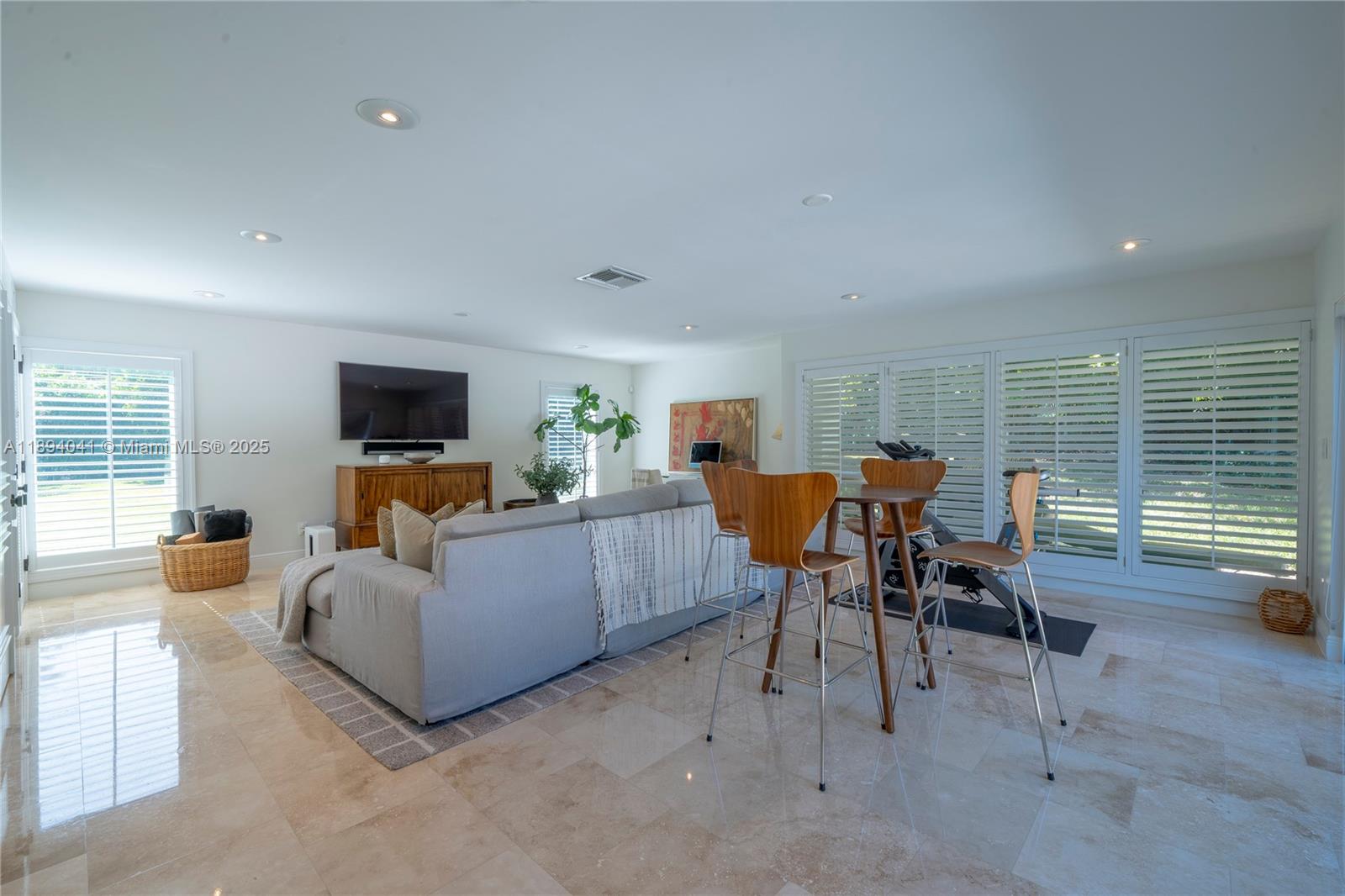 TOWN & RANCH ESTS - Residential