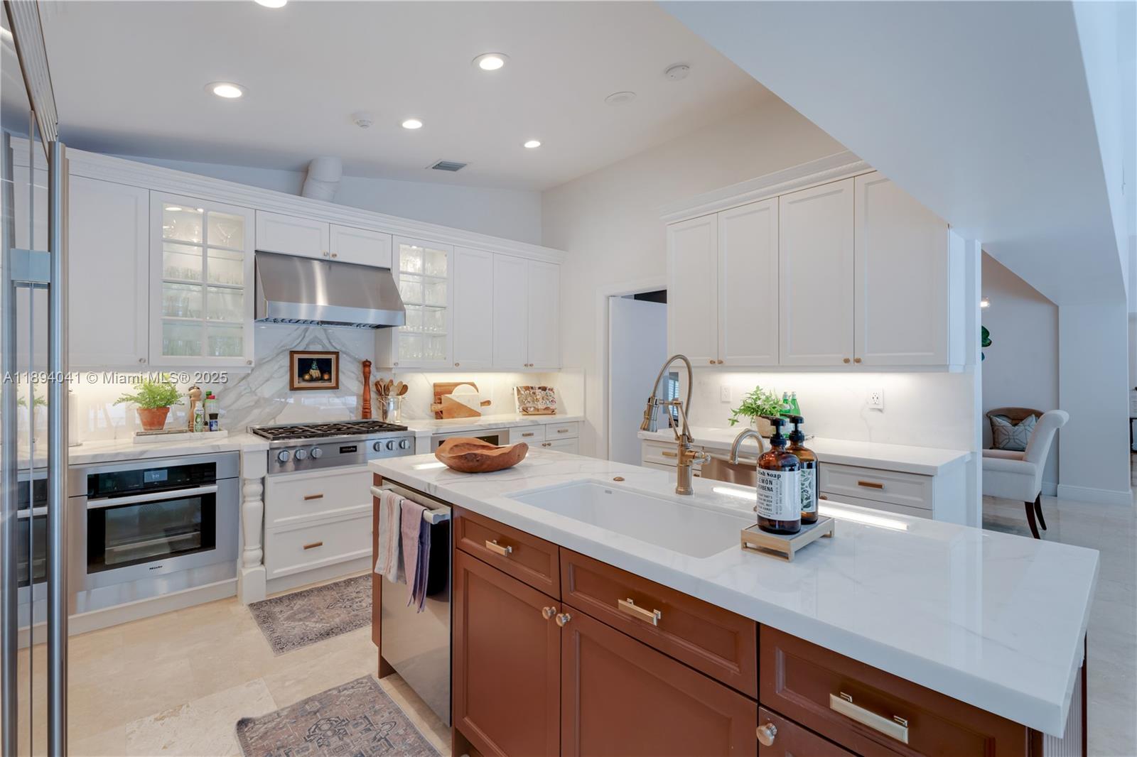 TOWN & RANCH ESTS - Residential