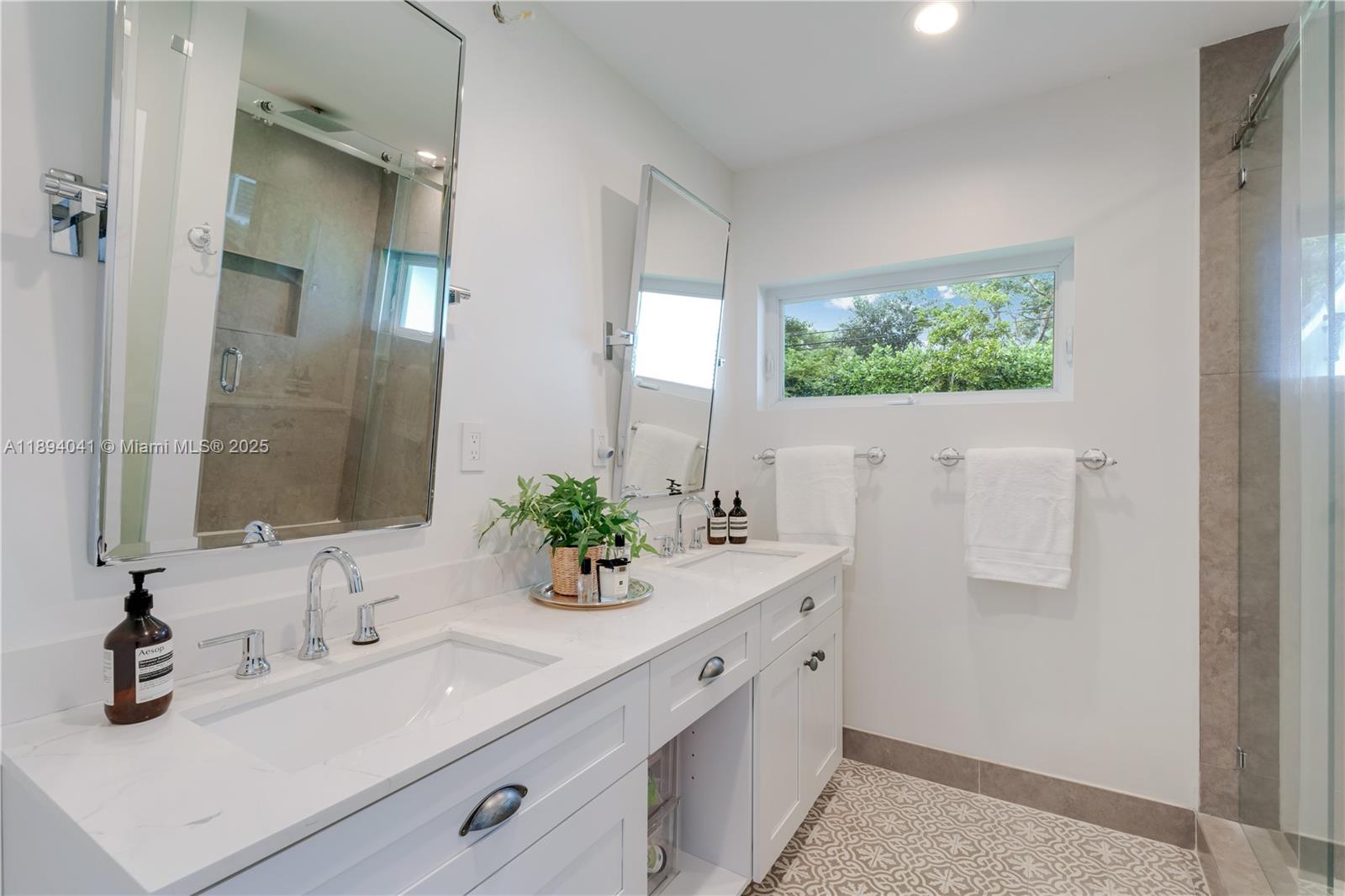 TOWN & RANCH ESTS - Residential