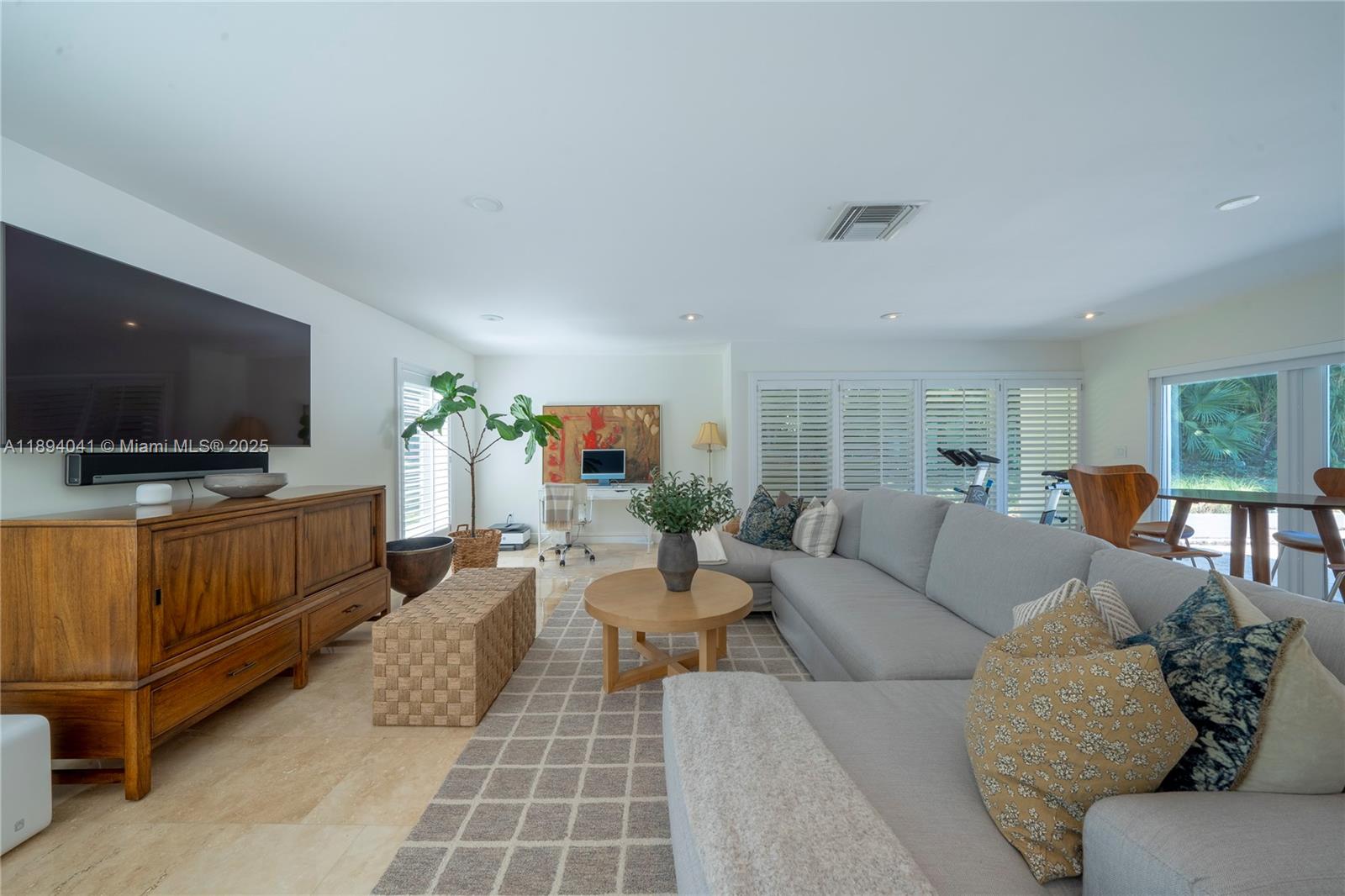 TOWN & RANCH ESTS - Residential