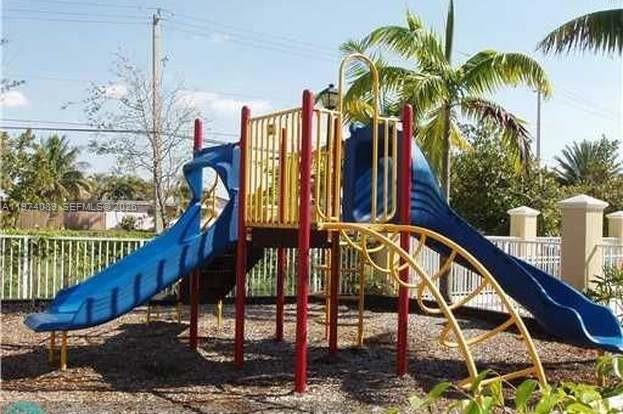 WOODLAND VILLAS 1ST ADD - Residential