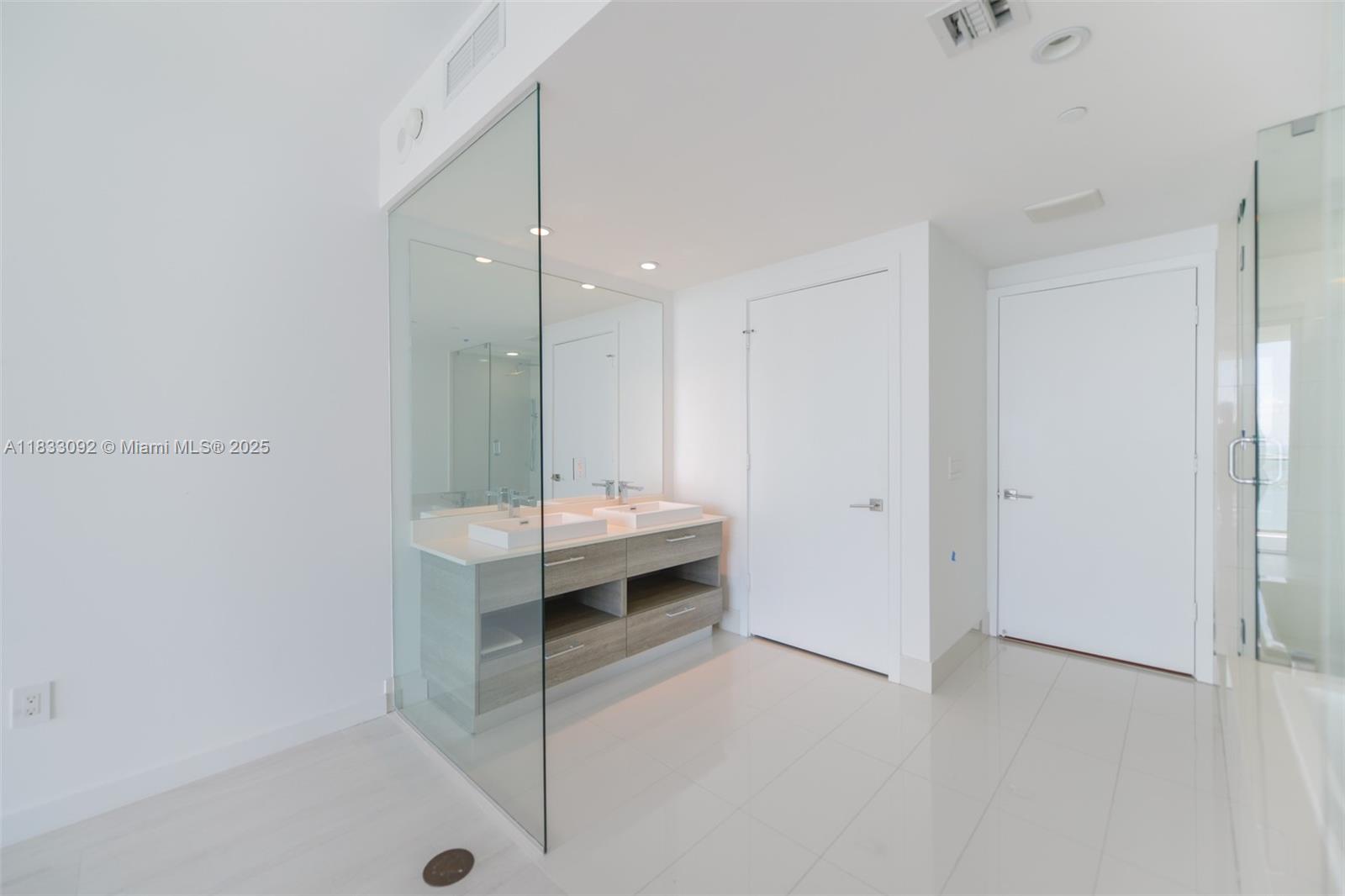 PARAISO BAY CONDO - Residential