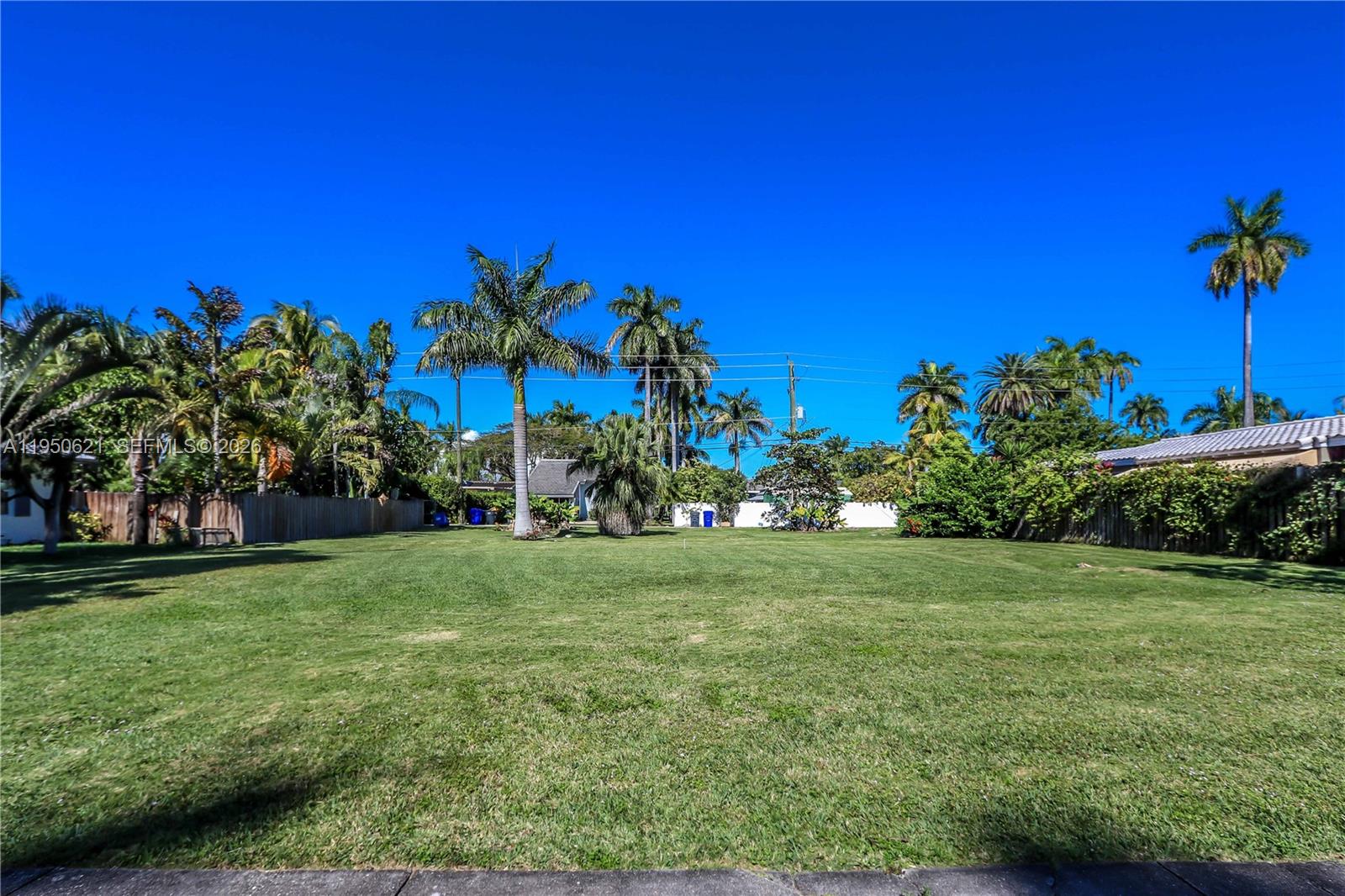 HOLLYWOOD LAKES SECTION - Land