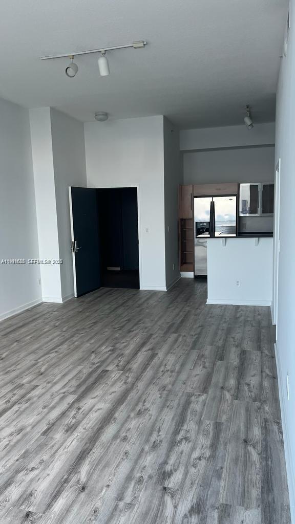 335 S BISCAYNE BL UPH-00