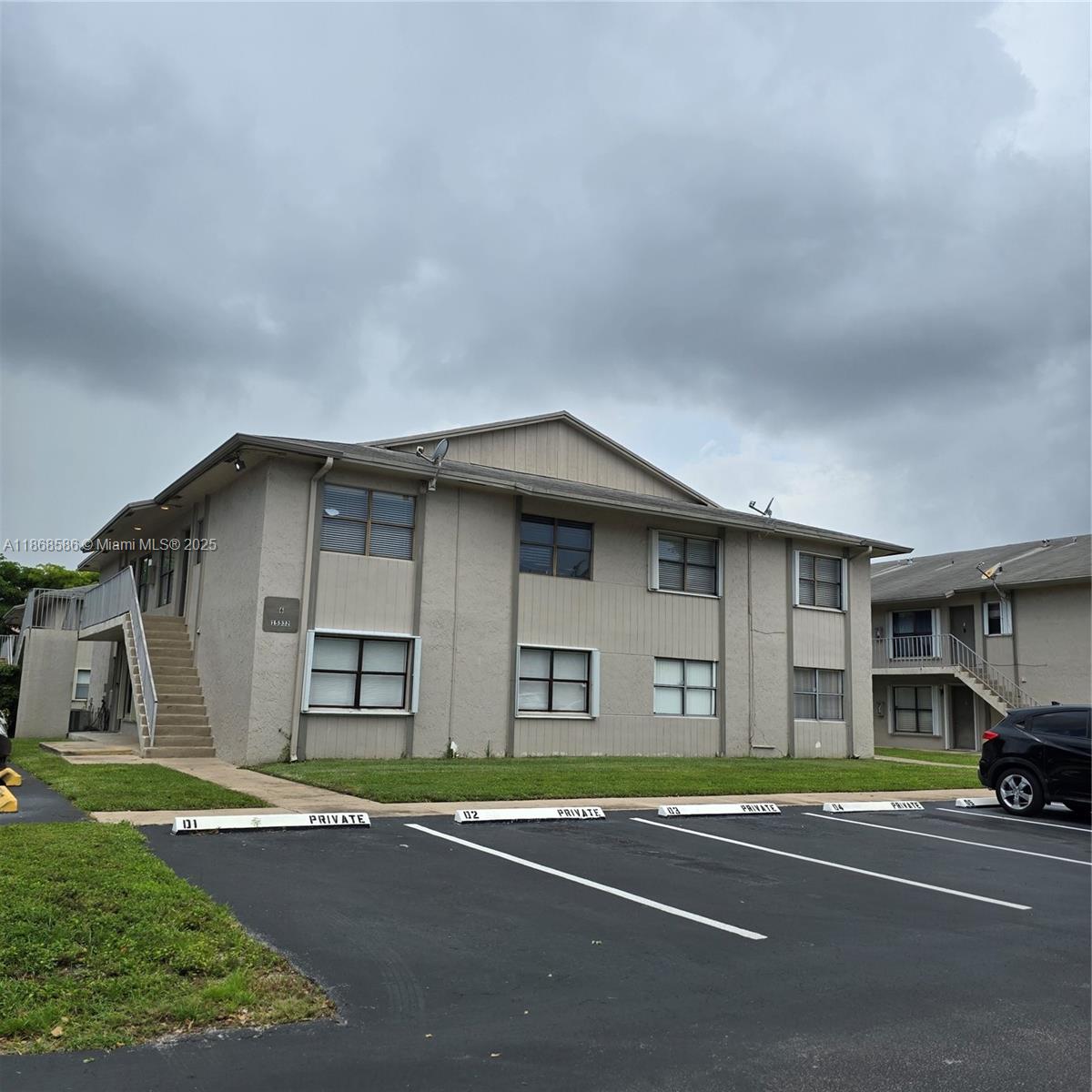 Great apartment in Rozland Condominium, 2 bedrooms, 2 bathrooms, freshly painted, washer & dryer in unit, original kitchen but in great condition. Water services are not included.