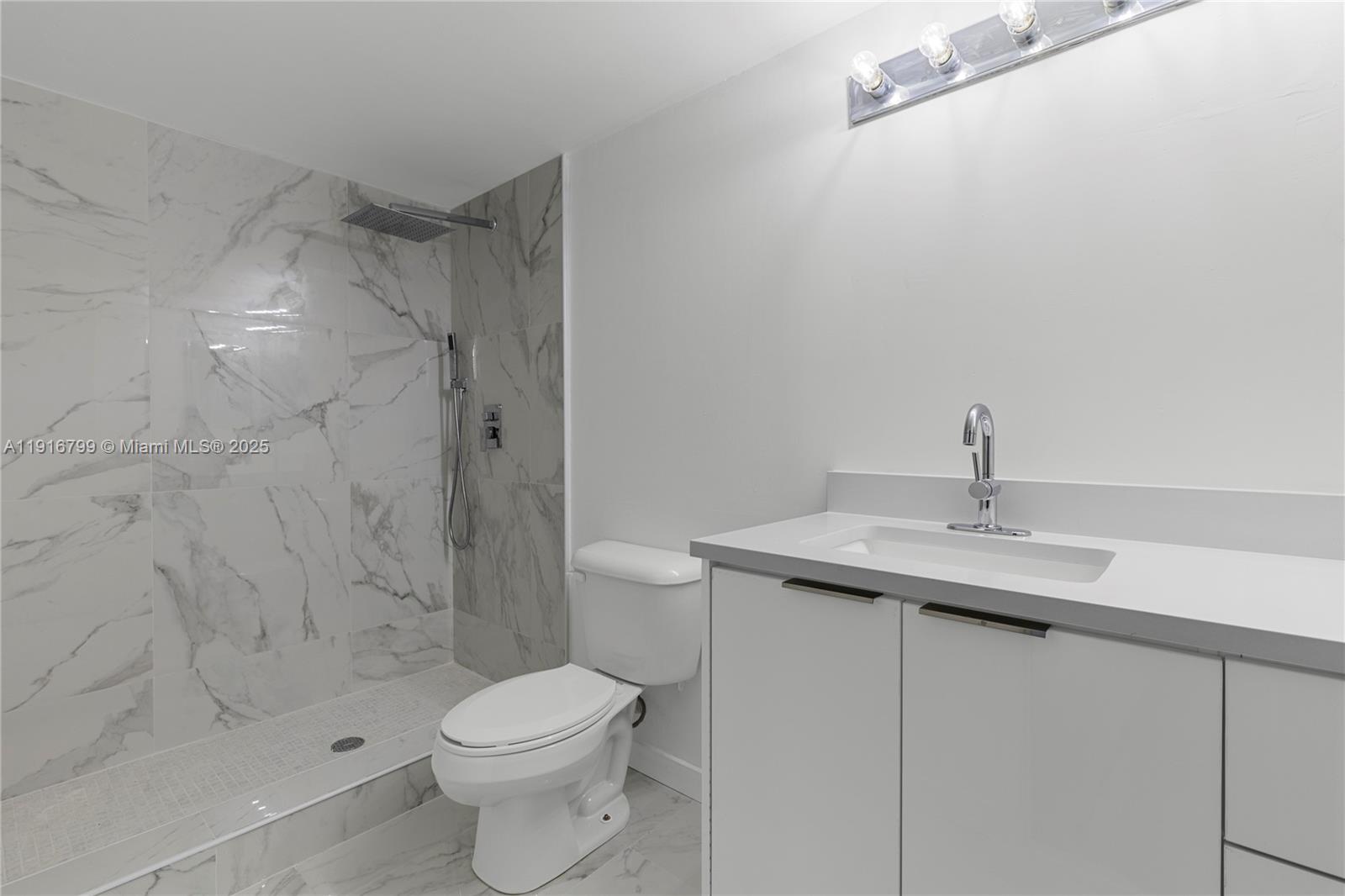 LAS VISTAS B IN INVERRARY - Residential