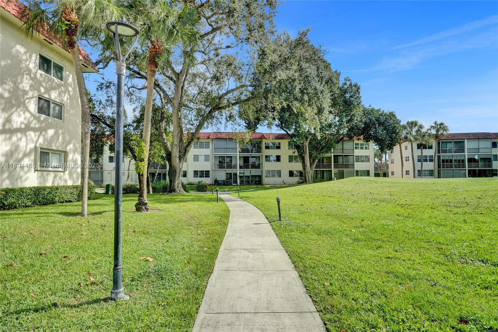 HOLLYBROOK GOLF AND - Residential