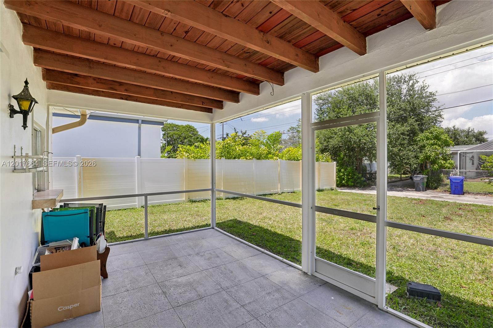 HOLLYWOOD HILLS - Residential