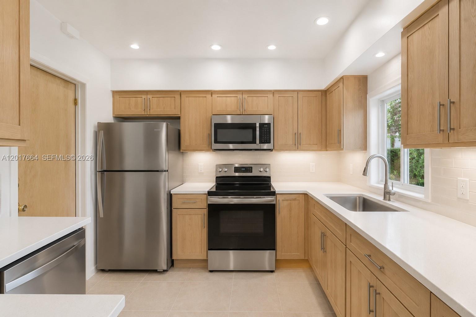 HOLLYWOOD HILLS - Residential