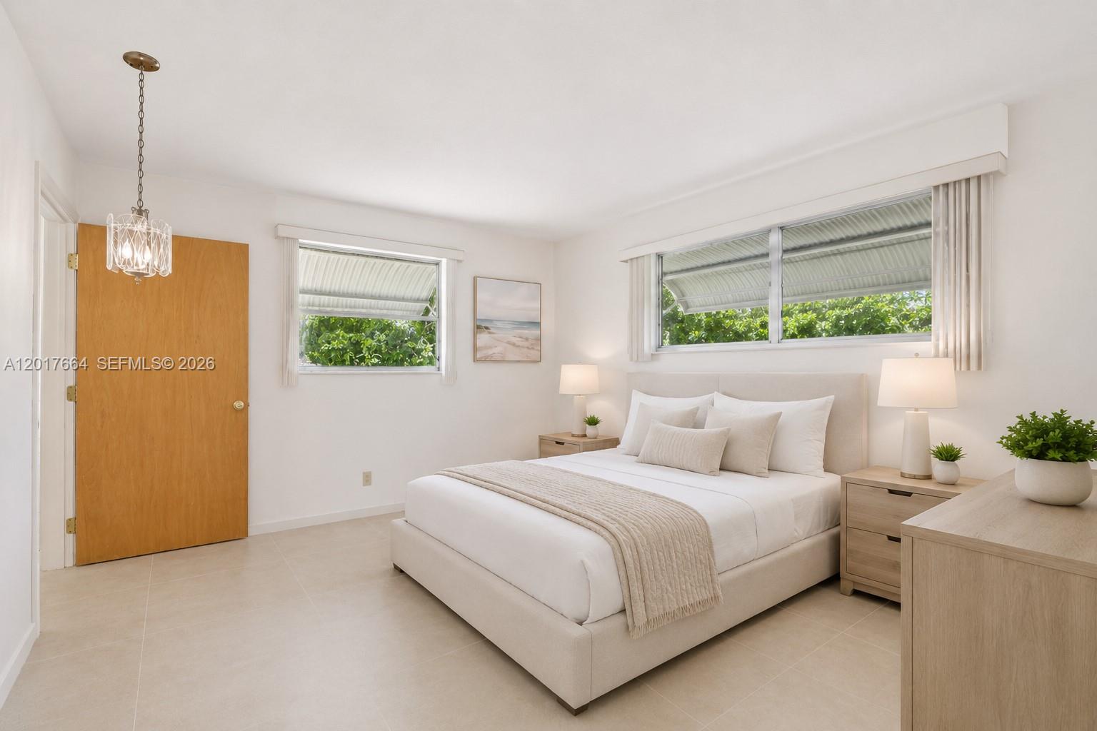 HOLLYWOOD HILLS - Residential