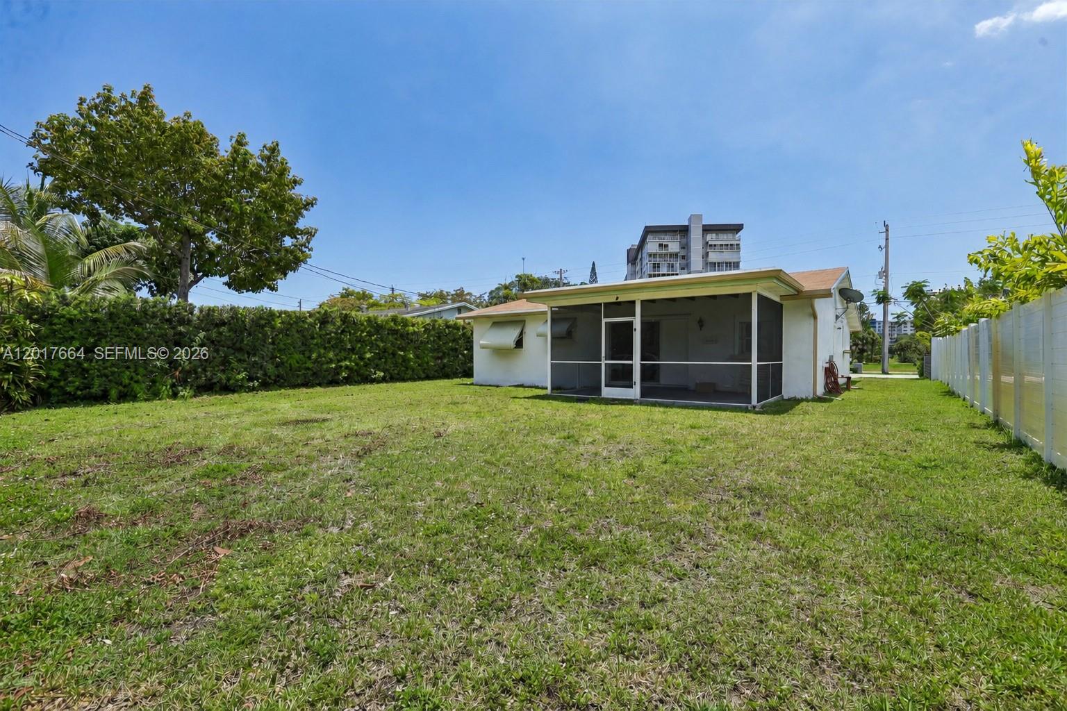 HOLLYWOOD HILLS - Residential