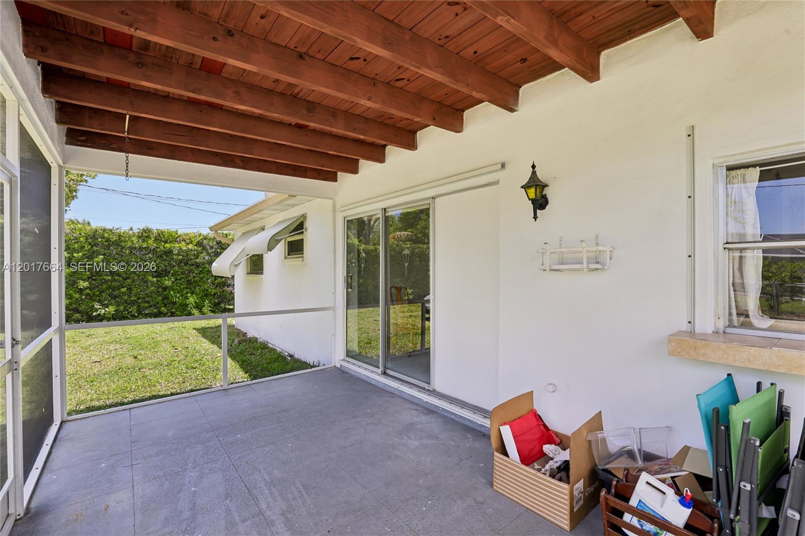 HOLLYWOOD HILLS - Residential