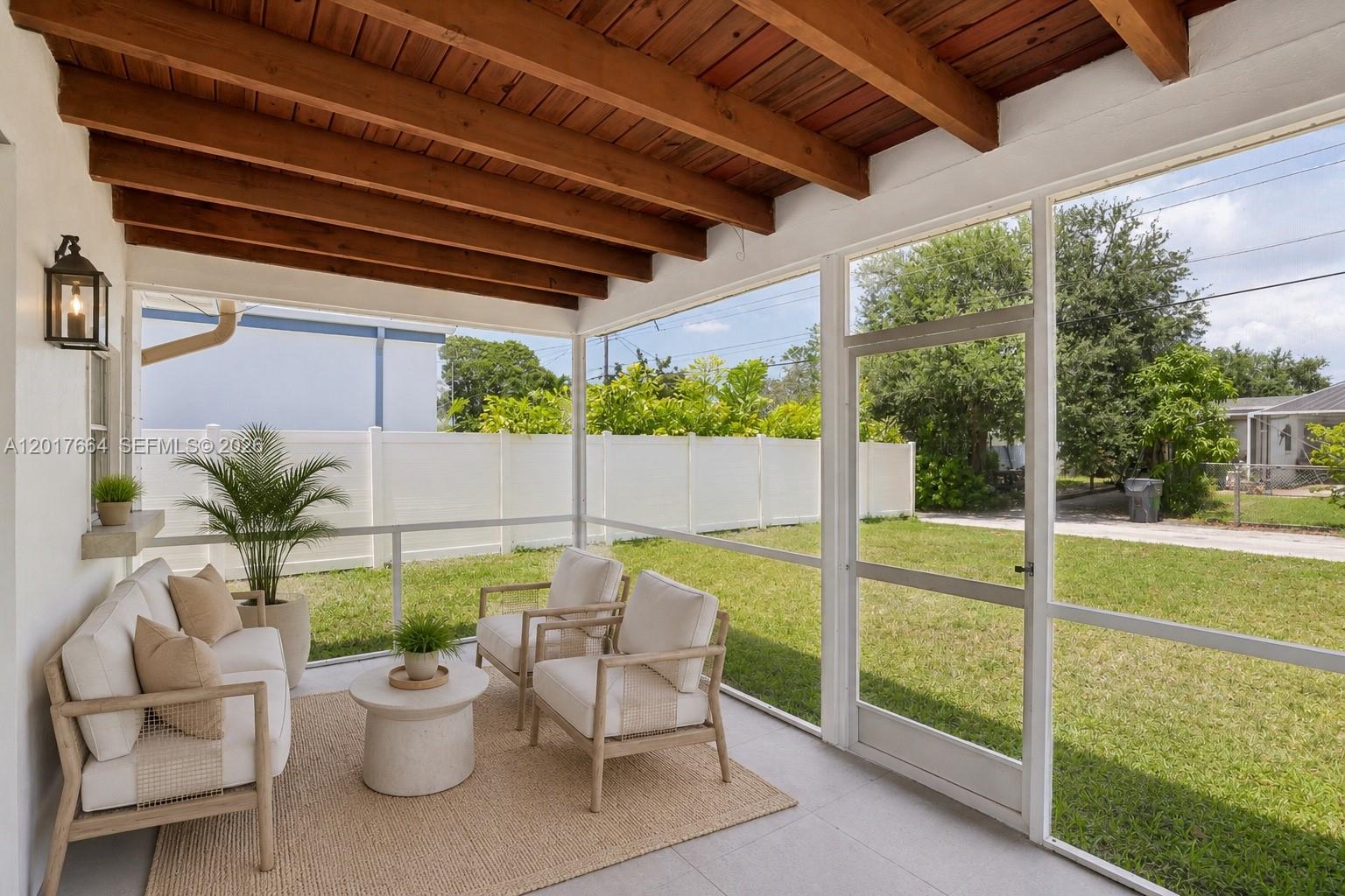 HOLLYWOOD HILLS - Residential