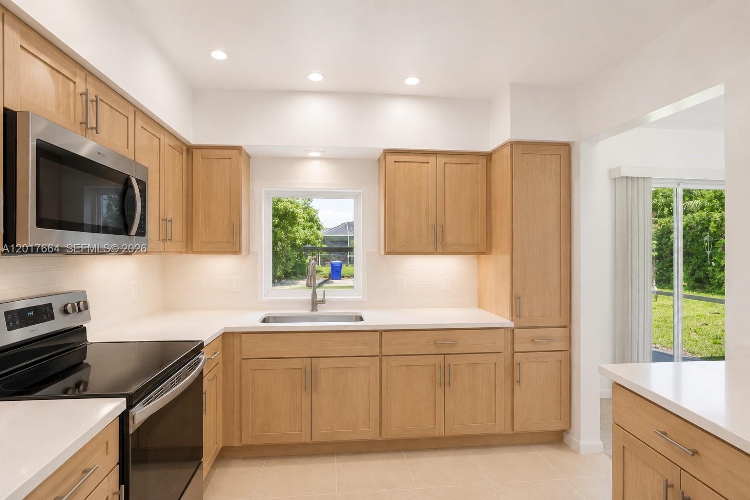 HOLLYWOOD HILLS - Residential