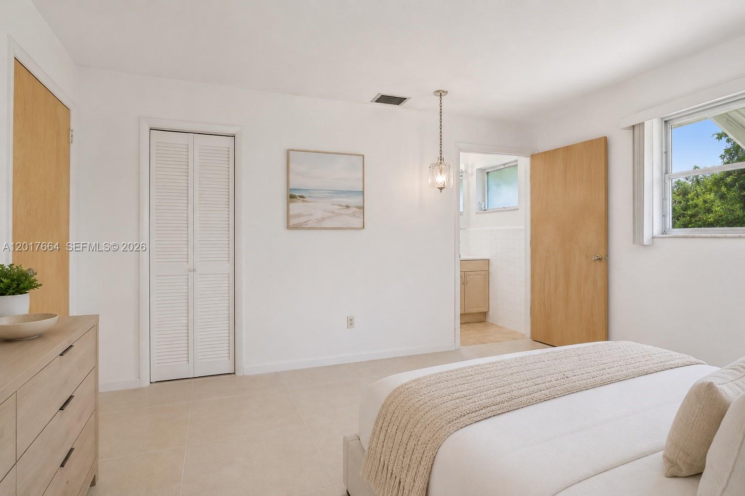 HOLLYWOOD HILLS - Residential