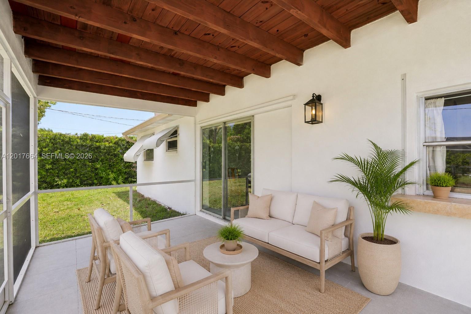 HOLLYWOOD HILLS - Residential