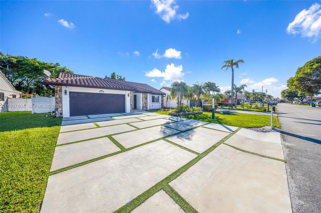 Photo of 6240 Gauntlet Hall Ln, Davie, FL 33331 (MLS # A11937804)