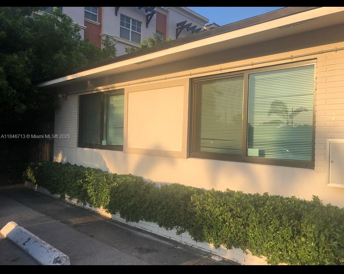 Cute and Cozy studio in an Amazing location - Lake Ridge - centrally located to EVERYTHING you may want or need. 1 mile from the beach. Impact windows. Must see! * Owner will consider just 1st month rent and Deposit to move for qualified tenants with good credit and clean background*