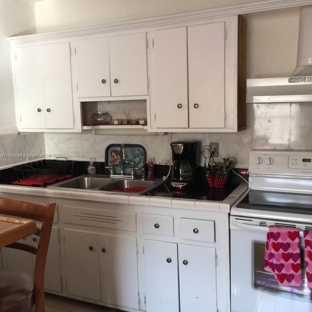 HOLLYWOOD TERRACE - Residential Income