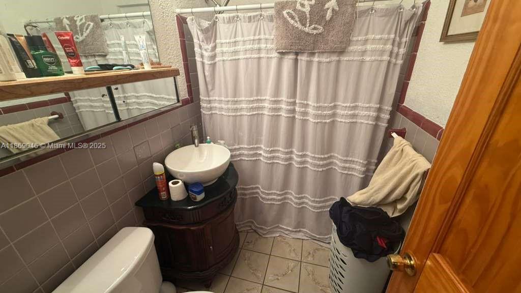 HOLLYWOOD TERRACE - Residential Income