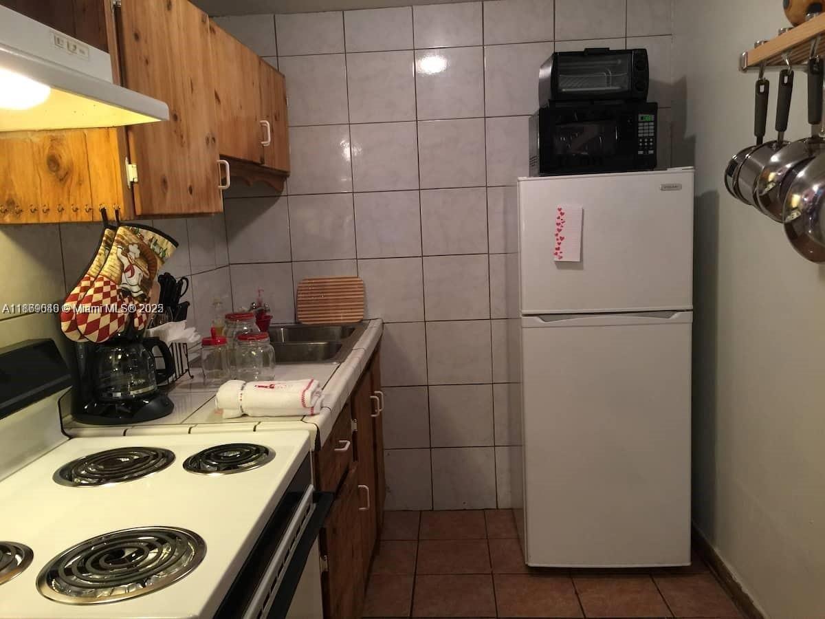 HOLLYWOOD TERRACE - Residential Income