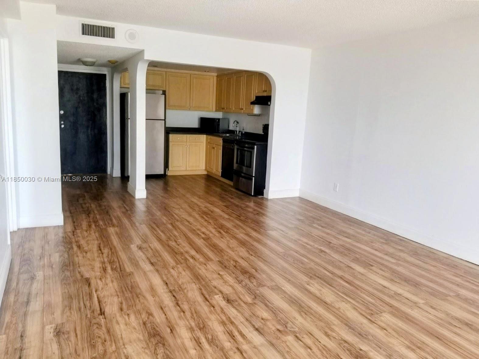 13499 Biscayne Blvd 612, North Miami, FL, 33181/$180,000 2 13499 Biscayne Blvd 612