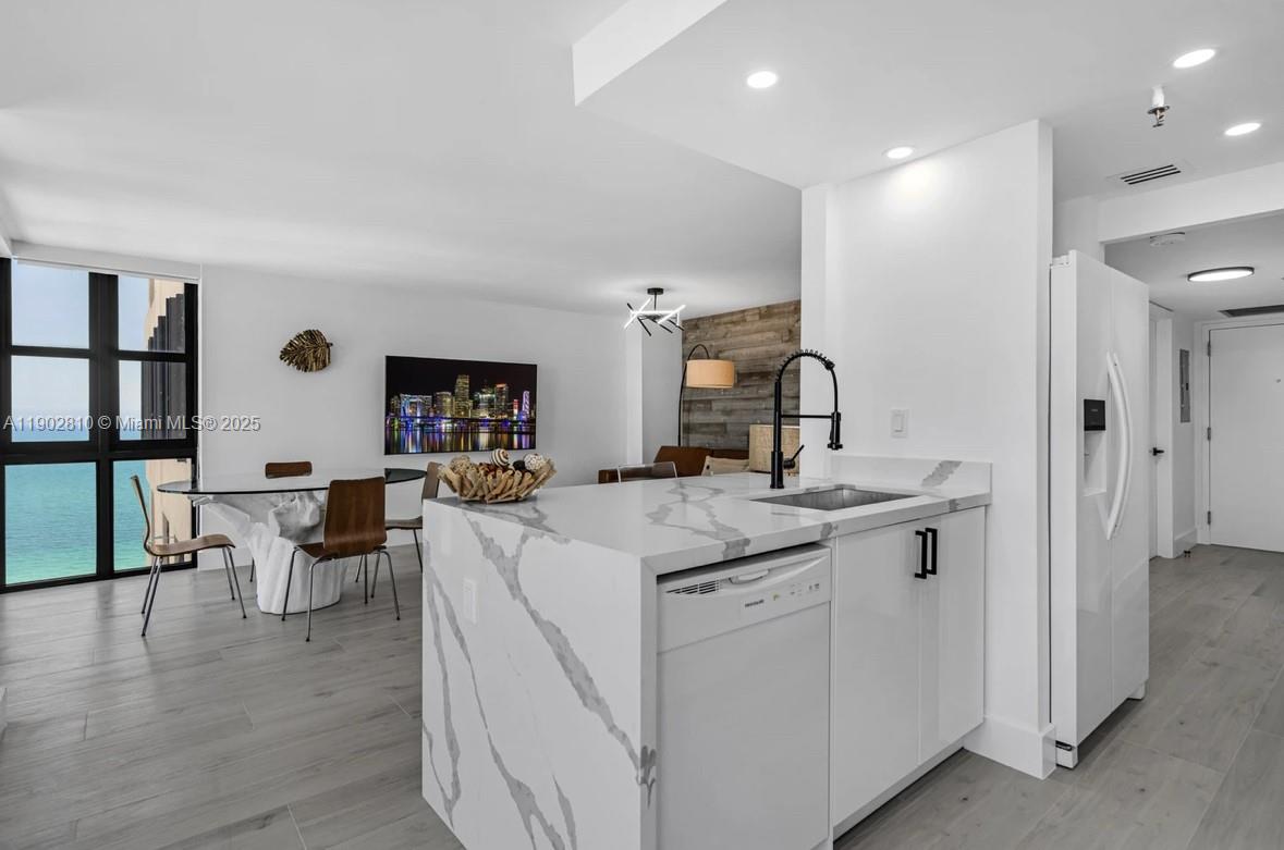 CLUB ATLANTIS CONDO - Residential