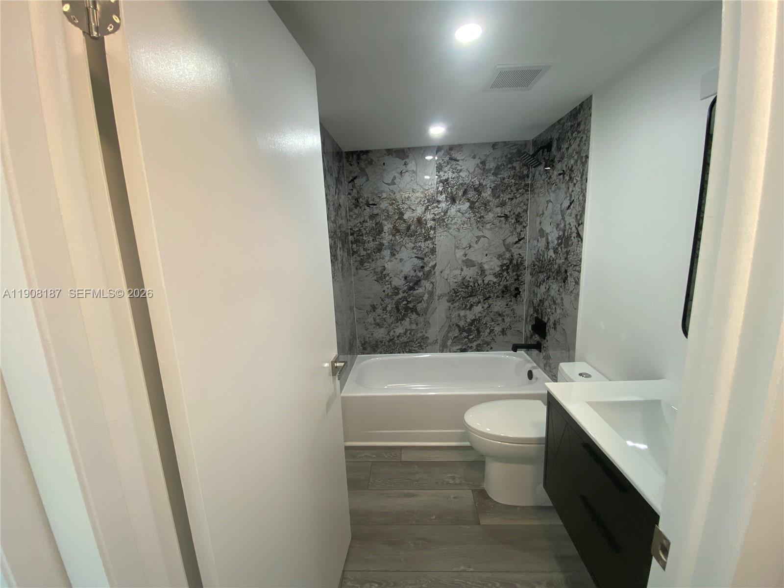 INTERNATIONAL PARK CONDO - Residential