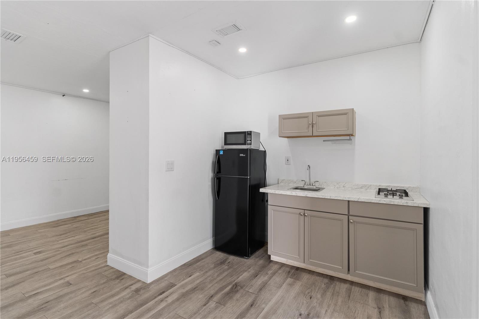 HOLLYWOOD PINES NO 2 AMEN - Residential