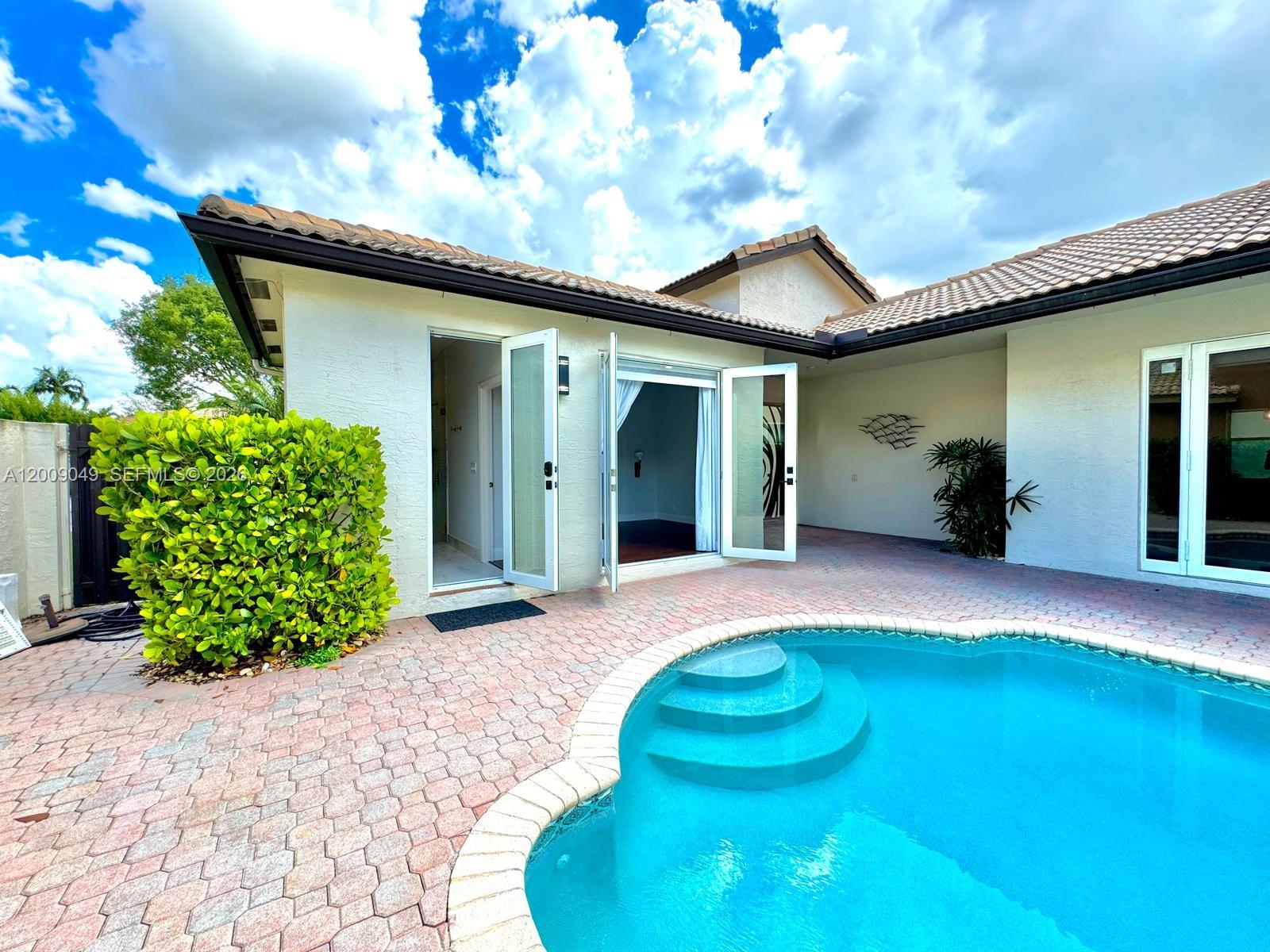 PEMBROKE SHORES - Residential