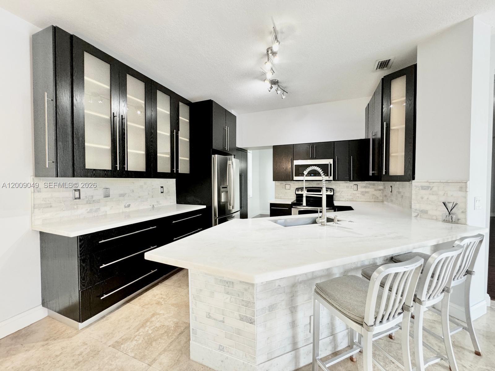 PEMBROKE SHORES - Residential