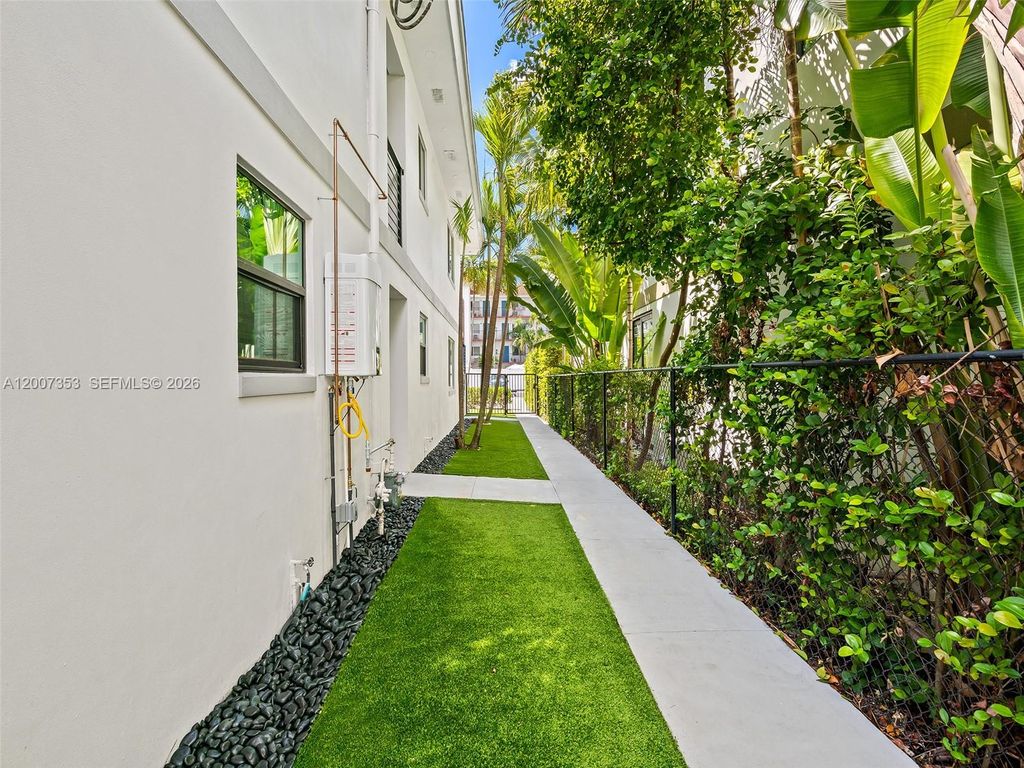 Photo of 1305 SE 1st St, Fort Lauderdale, FL 33301 (MLS # A12007353)
