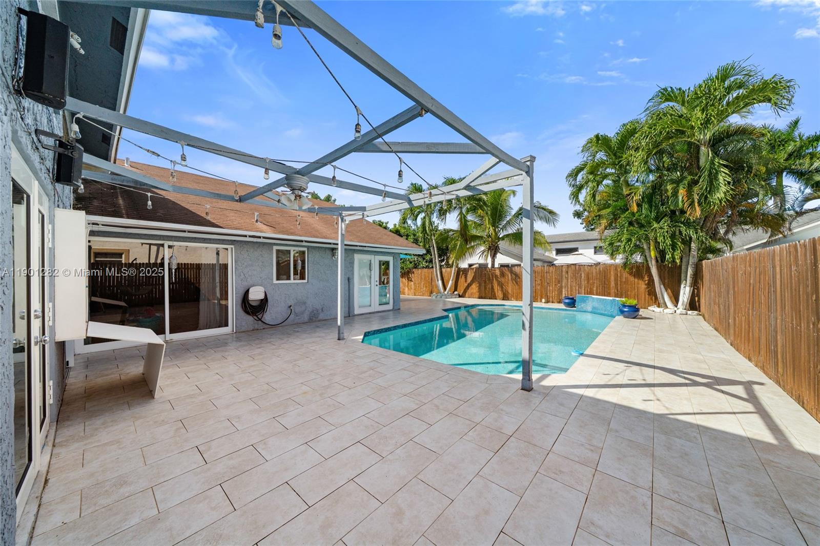 BOULEVARD WEST - Residential