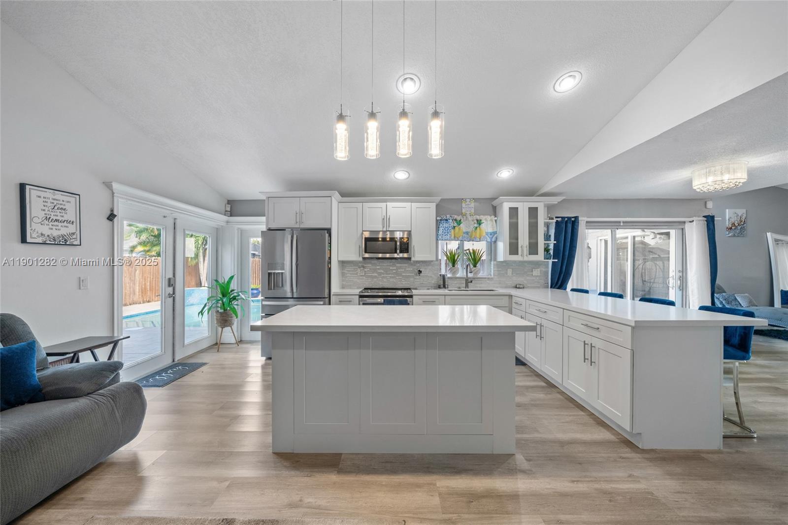 BOULEVARD WEST - Residential