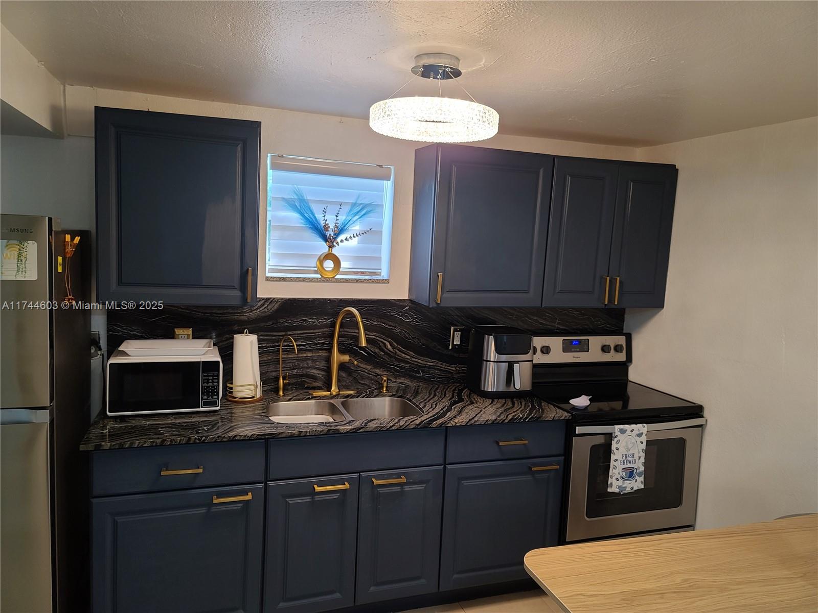 HOLLYWOOD PARK - Residential Lease