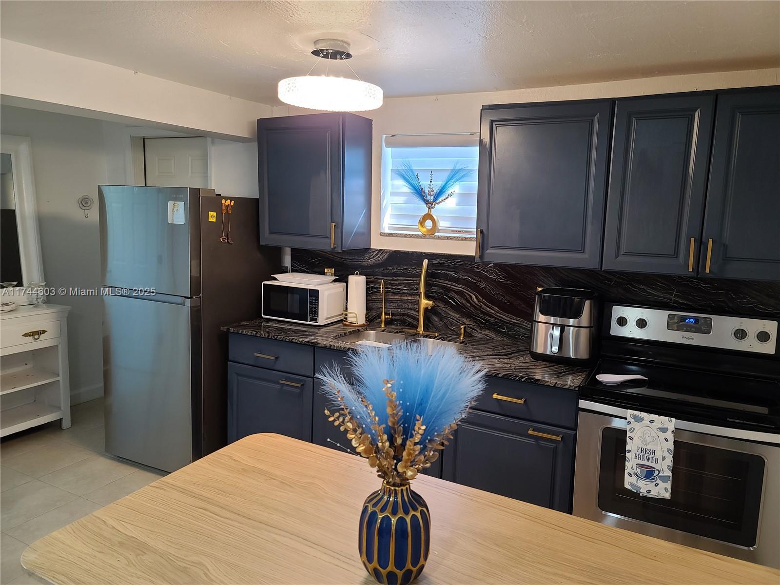 HOLLYWOOD PARK - Residential Lease