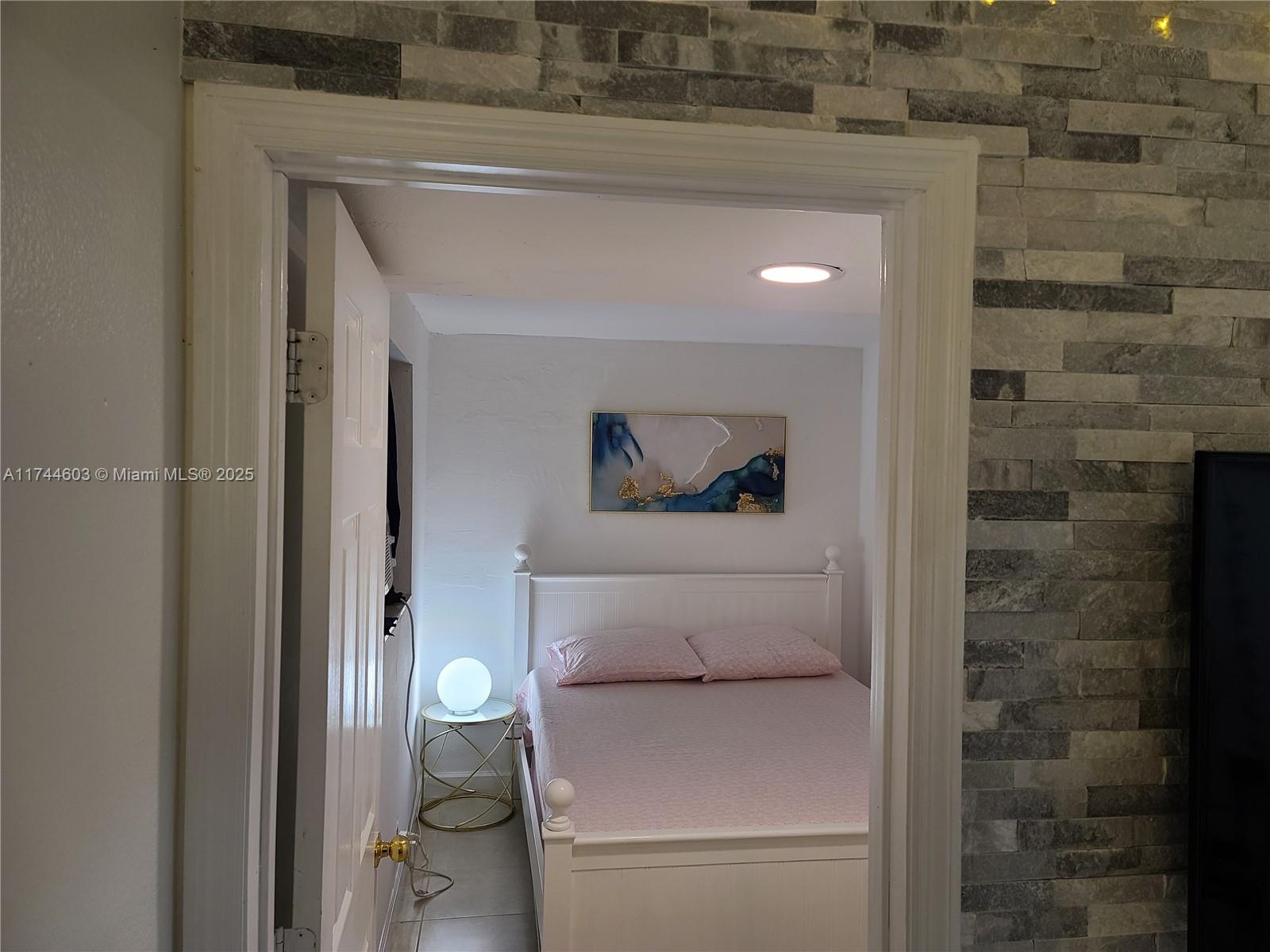 HOLLYWOOD PARK - Residential Lease