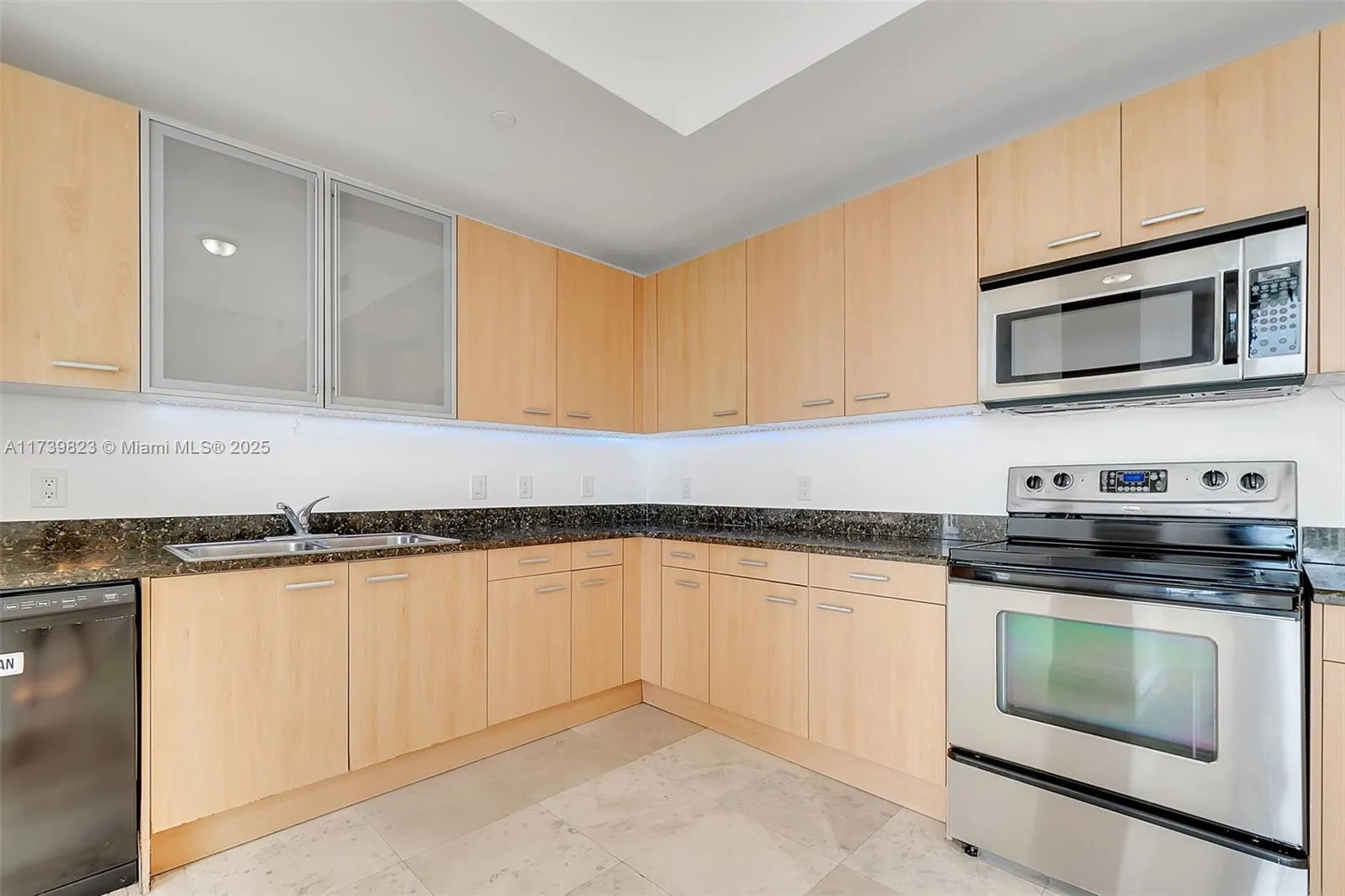 Miami, Florida 33136, United States, 2 Bedrooms Bedrooms, ,2 BathroomsBathrooms,Residential,Pending,8579