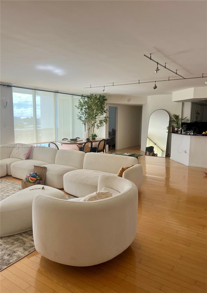 1900 Sunset Harbour Dr 1205/07