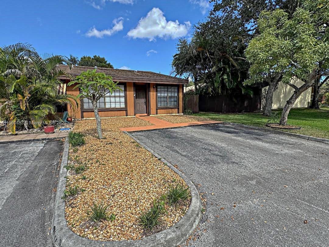 1971 Seagrape Ave