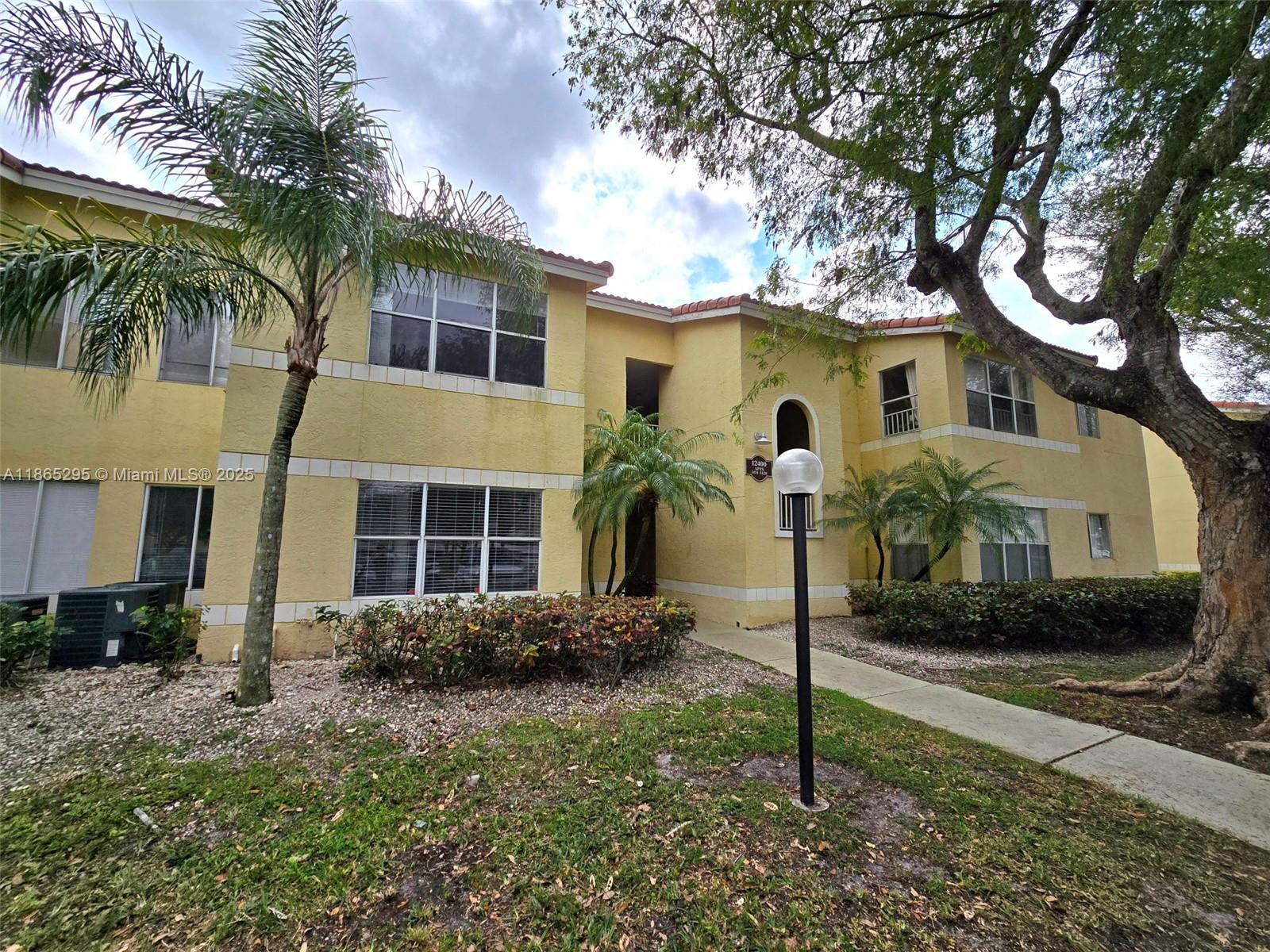 Beautiful 2 Beds 1 Full Bath. Spacious bedrooms, walk-in closet in master, full-size washer and dryer, just minutes from Sawgrass Mills. Community amenities include two pools, fitness center, tennis, racquetball, BBQ and picnic areas.