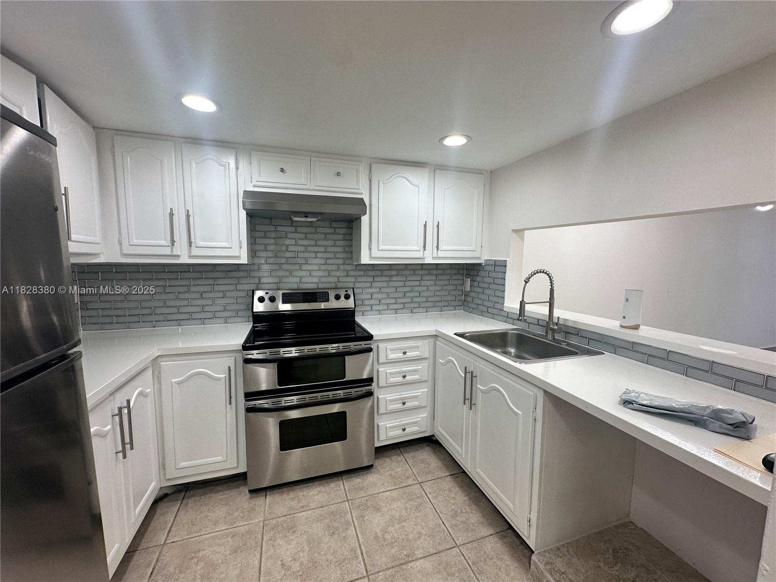 GREAT UNIT WITH NEW CERAMIC FLOORS ALL AROUND, NEW KITCHEN CABINETS AND APPLIANCES, POCKET LIGHTS IN KITCHEN, WALKING CLOSET, RENOVATED BATHROOM, FRESHLY PAINTED, LOTS OF NATURAL LIGHT, READY FOR A NEW TENANT, QUICK APPROVAL, MOVE WITH 2 MONTHS ONLY (FIRST AND SECURITY DEPOSIT), CALL FOR APPOINTMENT! *PRICE IS FIRM*