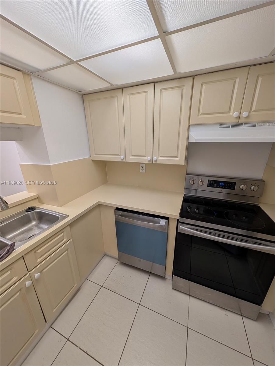 VERABELLA FALLS CONDO - Residential Lease