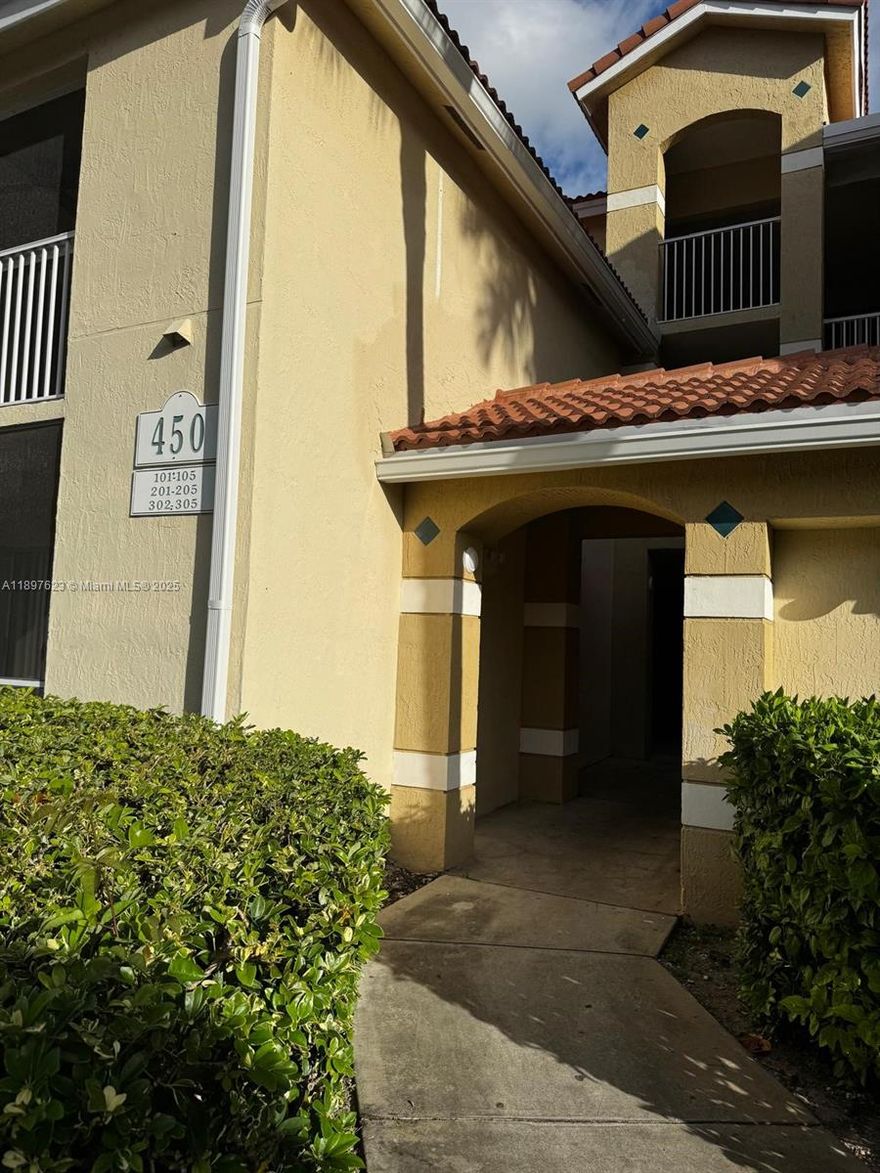 Beautiful and well-maintained 2-bedroom, 1-bath unit in the highly sought-after Pinehurst Club. Recently remodeled and freshly painted, with brand-new appliances! This bright unit features a screened-in patio with plenty of natural light, tile flooring throughout, and modern finishes. It also includes a washer and dryer in the unit and covered parking.

Centrally located in the heart of Hollywood, close to great restaurants, shopping, major highways, entertainment, and just 10 minutes from the beach