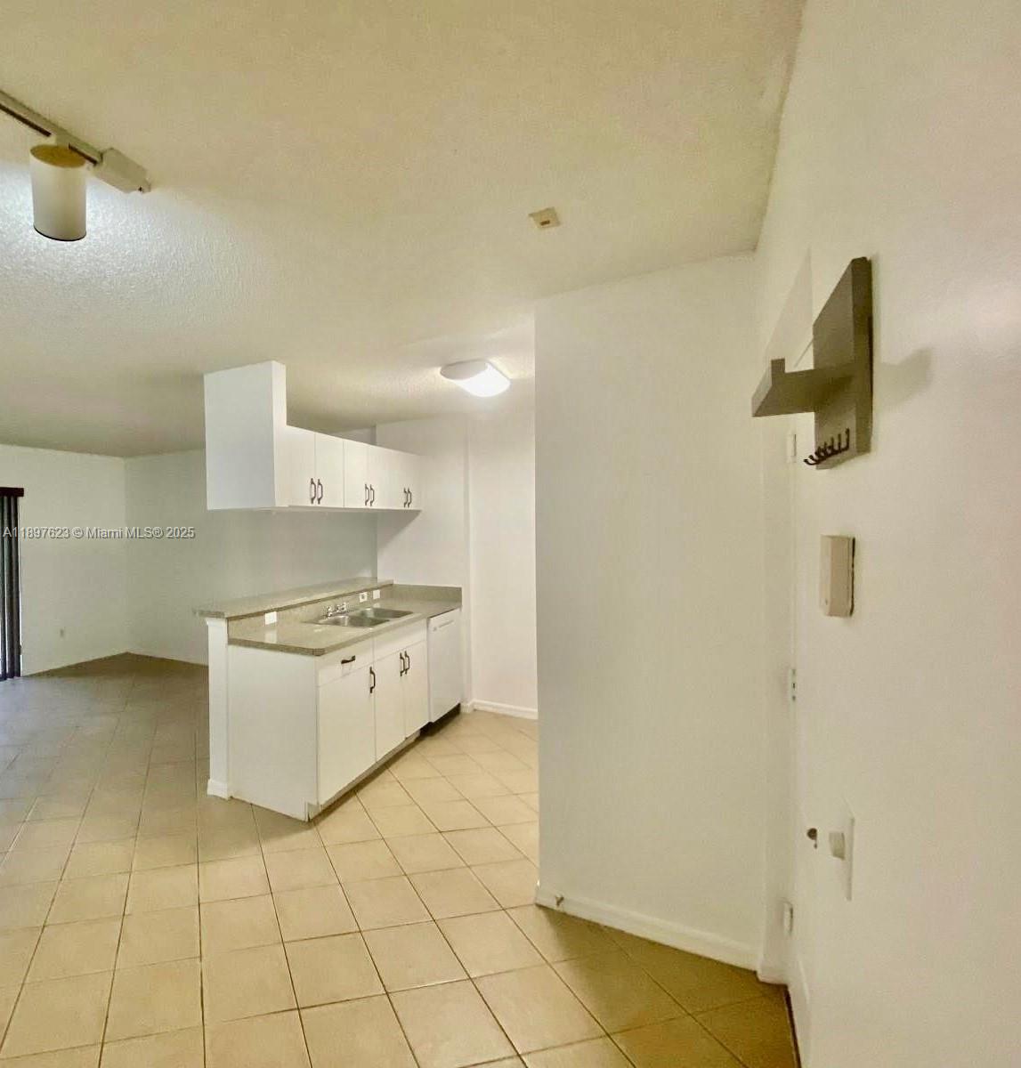 Beautiful and well-maintained 2-bedroom, 1-bath unit in the highly sought-after Pinehurst Club. Recently remodeled and freshly painted, with brand-new appliances! This bright unit features a screened-in patio with plenty of natural light, tile flooring throughout, and modern finishes. It also includes a washer and dryer in the unit and covered parking.
Centrally located in the heart of Hollywood, close to great restaurants, shopping, major highways, entertainment, and just 10 minutes from the beach